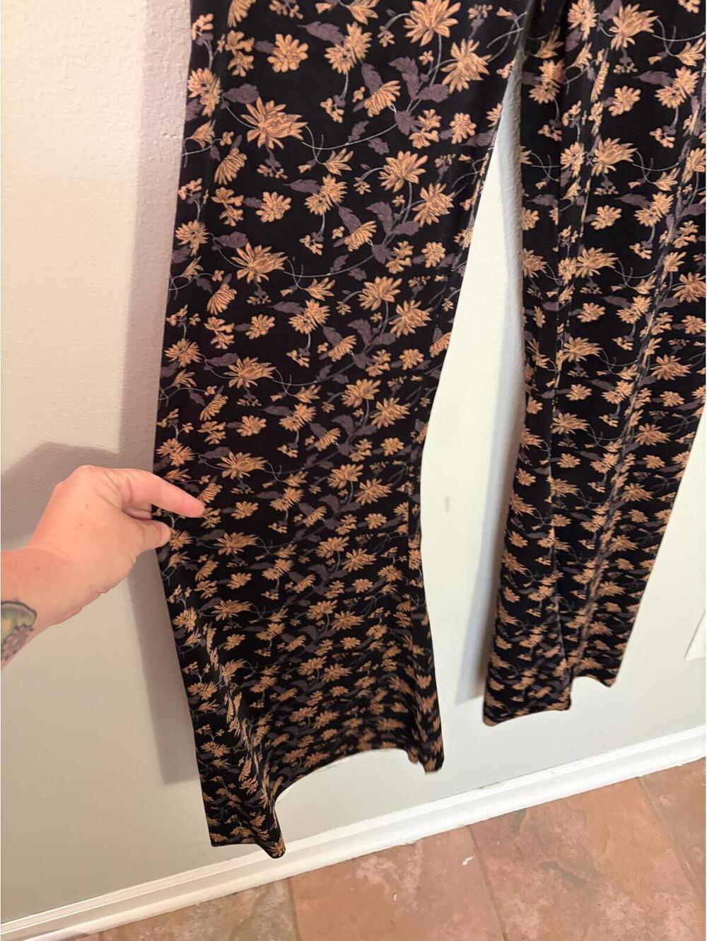 Natural Life Black Floral Flare Velvet Pants Size M - Picture 2 of 4